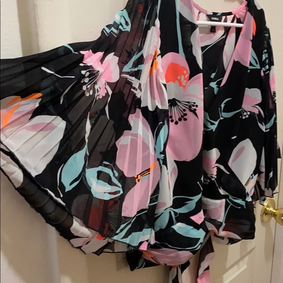 Cropped Flutter Sleeve Shirt - Picture 2 of 3